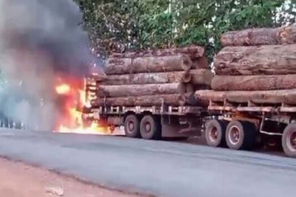 Carregado De Toras Caminh O Pega Fogo Na Ro Pr Ximo Do Distrito De