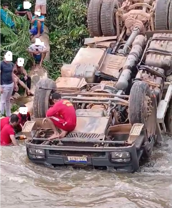 Veja vídeo Ponte quebra e caminhão carregado de toras cai em rio em Ji