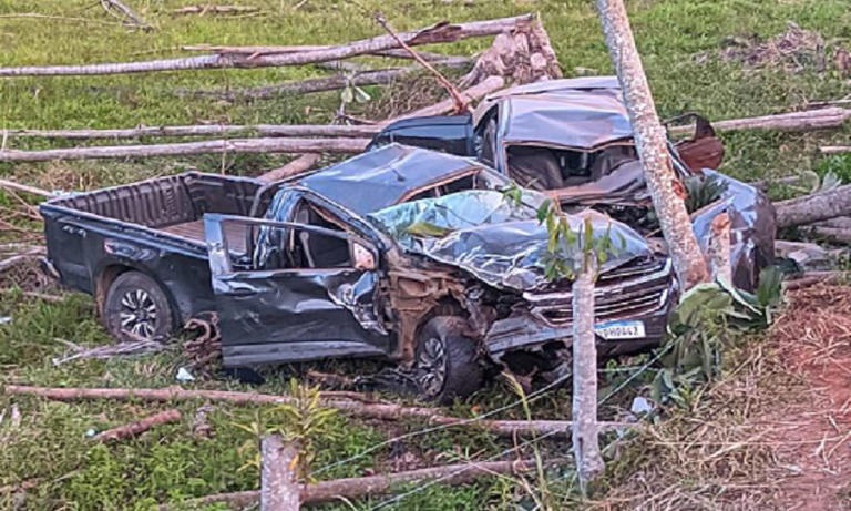 Casal morre em acidente após motorista bater em árvore e carro se partir ao  meio em rodovia de MT, Mato Grosso